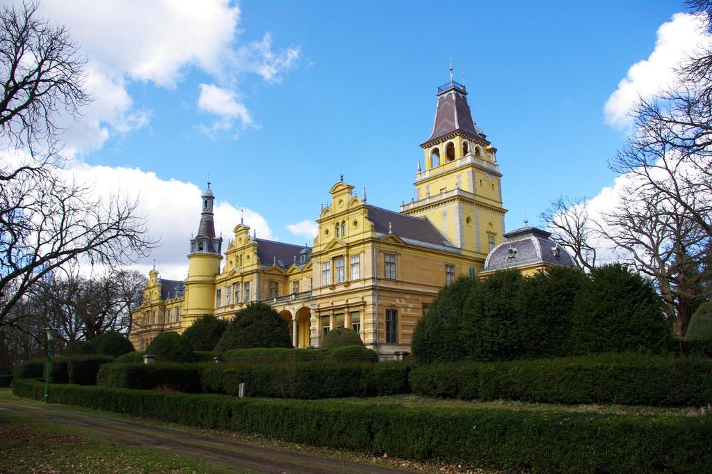 Готель Deutsches Haus Szabadkigyos Екстер'єр фото